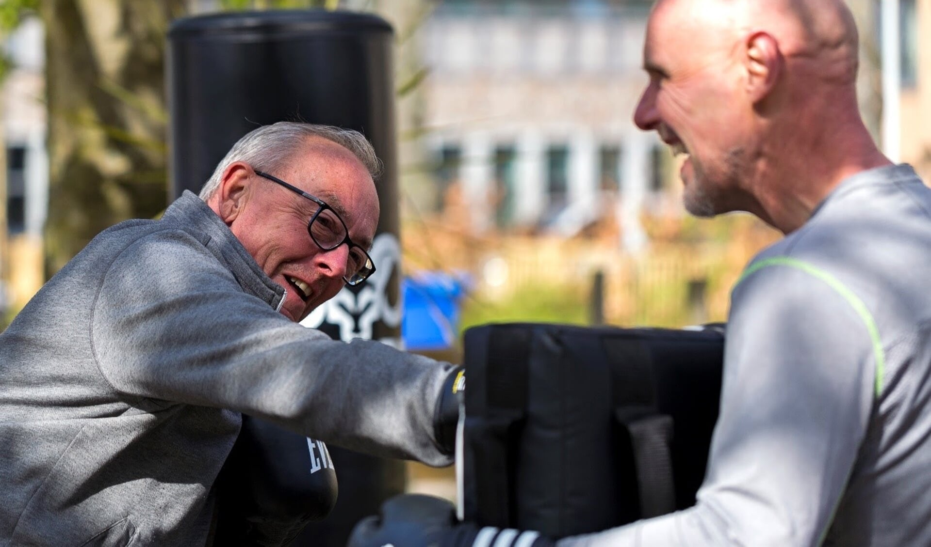 Olympisch Bokser Arnold Vanderlyde Brengt Ouderen Uit Roosendaal In ...