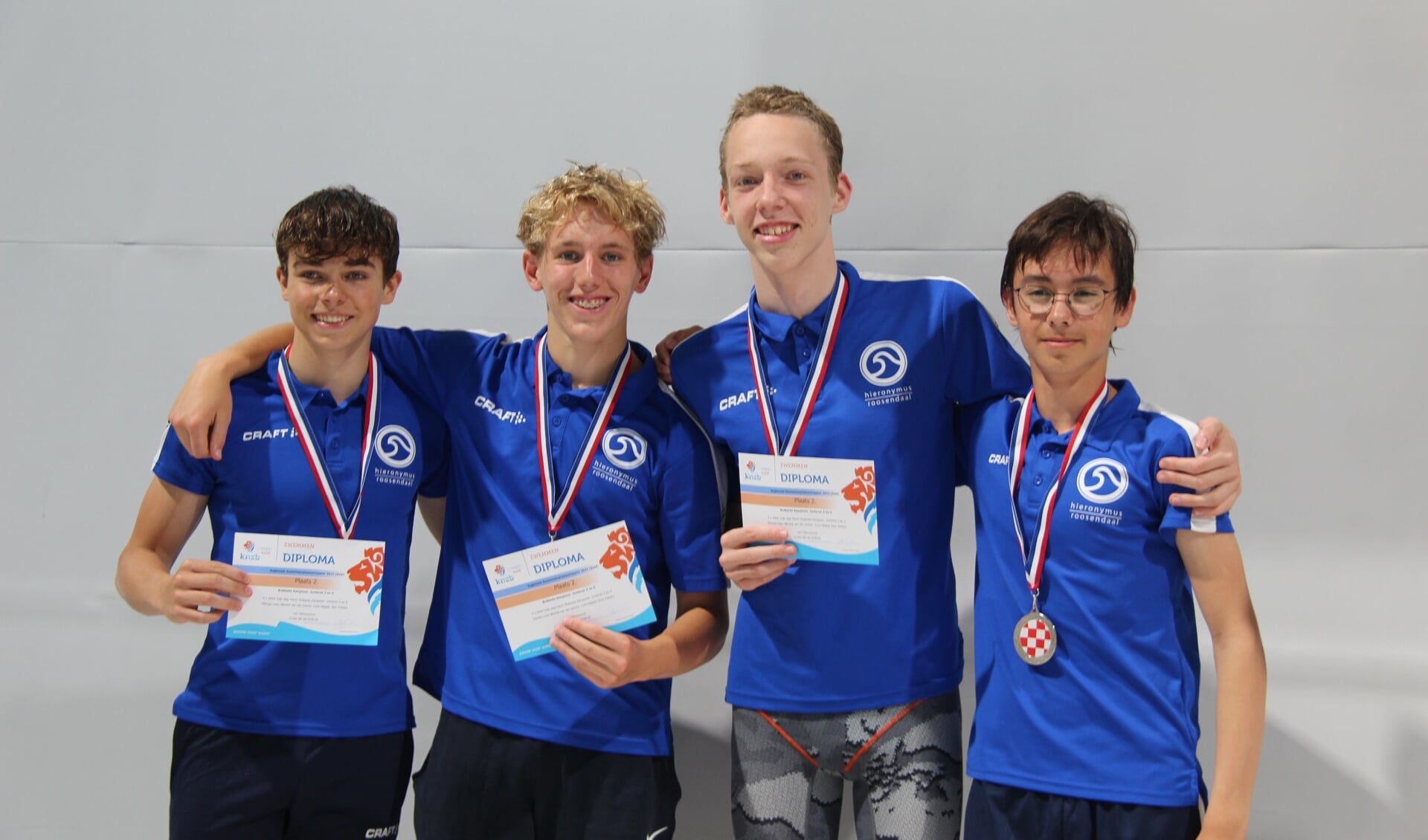 Dion Potters, Hannes Loos, Berend van der Schrier en Loris Klippel met de zilveren medaille op de 4x200 meter vrije slag.