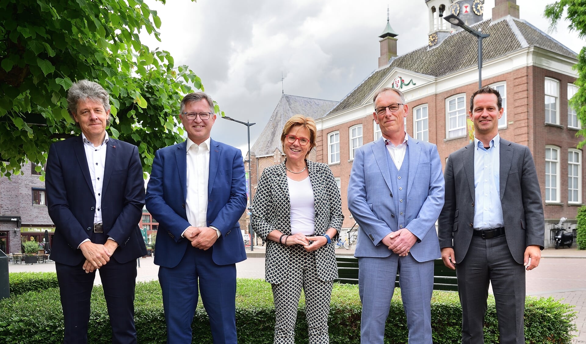 Vlnr: gemeentesecretaris Cor Smits, wethouder Ger de Weert, burgemeester Miranda de Vries, wethouders René Verwijmeren en Jean-Pierre Schouw.