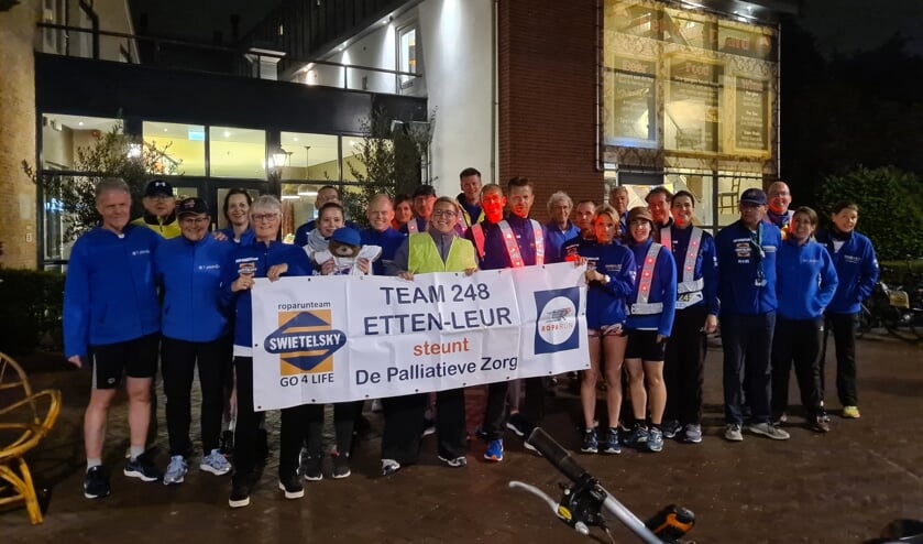Roparun team Go4Life uit Etten-Leur bij hun doorkomst in hun woonplaats
