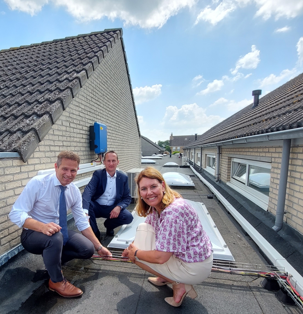 <p>Gedeputeerde Jo-Annes de Bat en burgemeester José van Egmond sluiten de stekkers aan. Op de achtergrond Iman van Koeveringe van de onderhoudscommissie.</p>