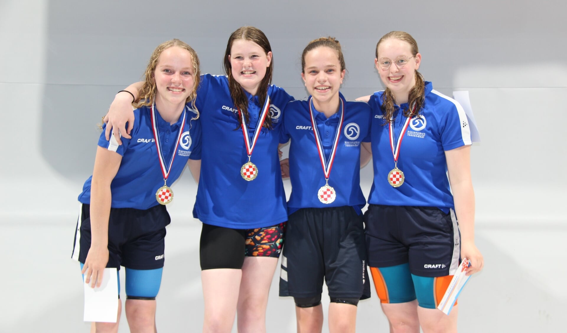 Karlijn van der Schrier, Rona Goverde, Indy Verhoeven (uit Oudenbosch) en Shanna Joppe wonnen de gouden medaille op de 4x100 meter wisselslag bij de jeugd.