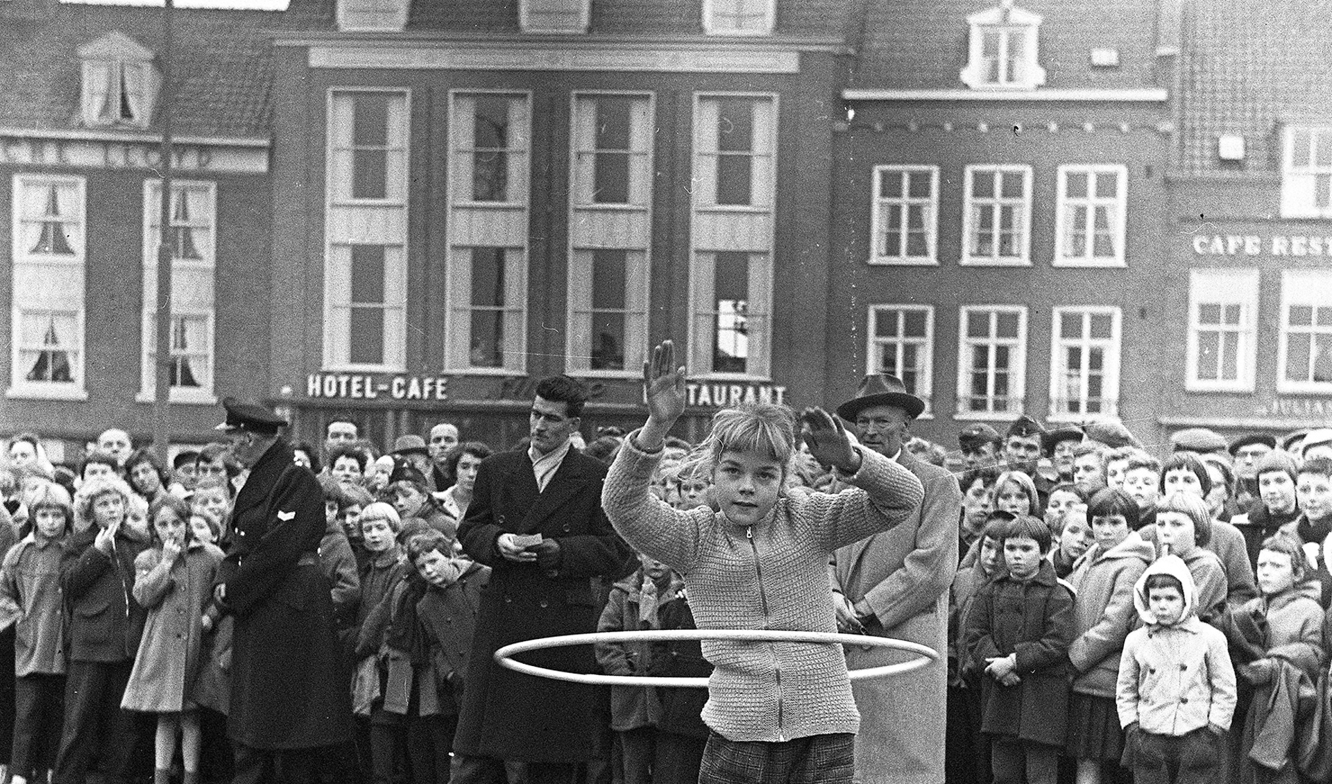 Wedstrijd hoelahoep op de markt in Middelburg, 1958. 