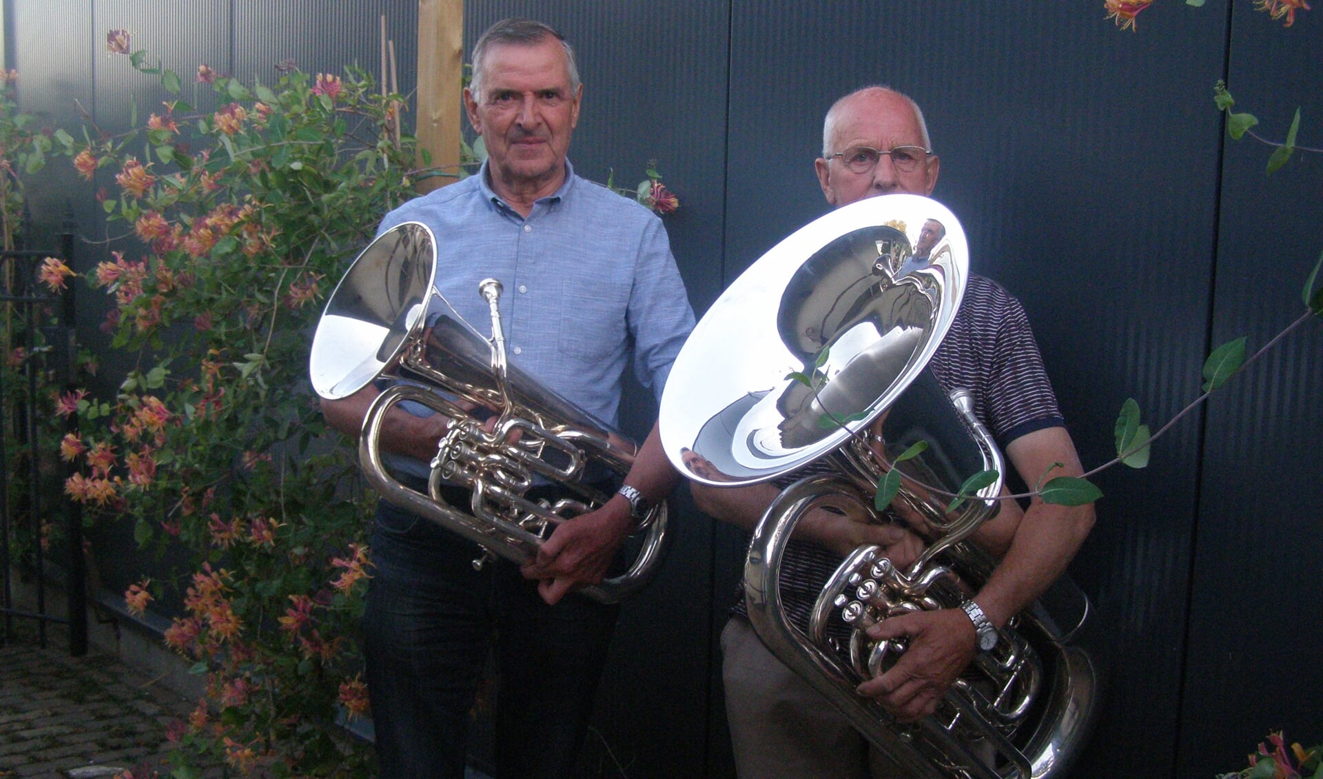 Bart Poppelaars (links) en Frans Lodders met hun geliefde instrumenten. 