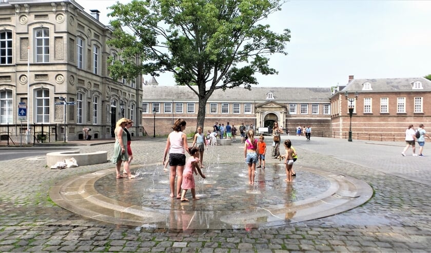 <p>Afkoelen op een zomerse dag kan perfect op het Kasteelplein</p>