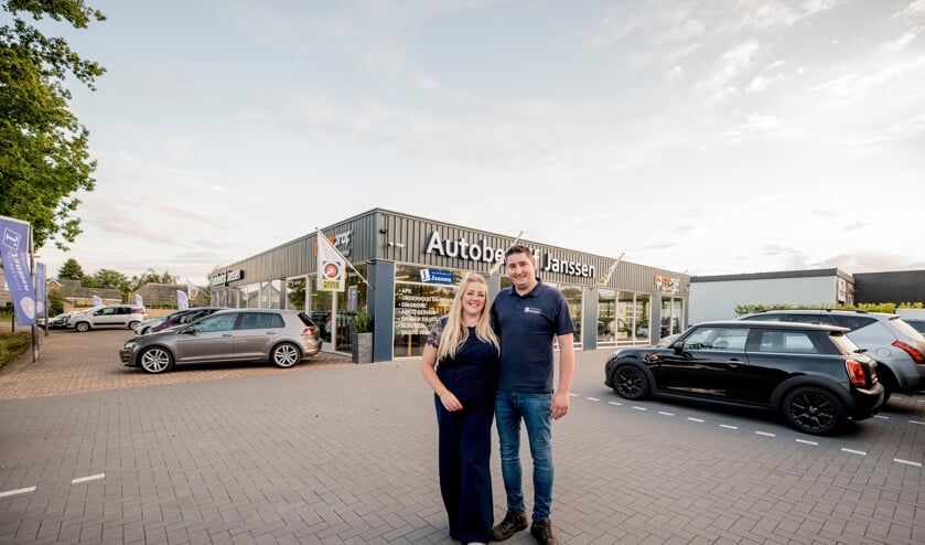Ilse en Maikel voor de showroom in Rijsbergen.
