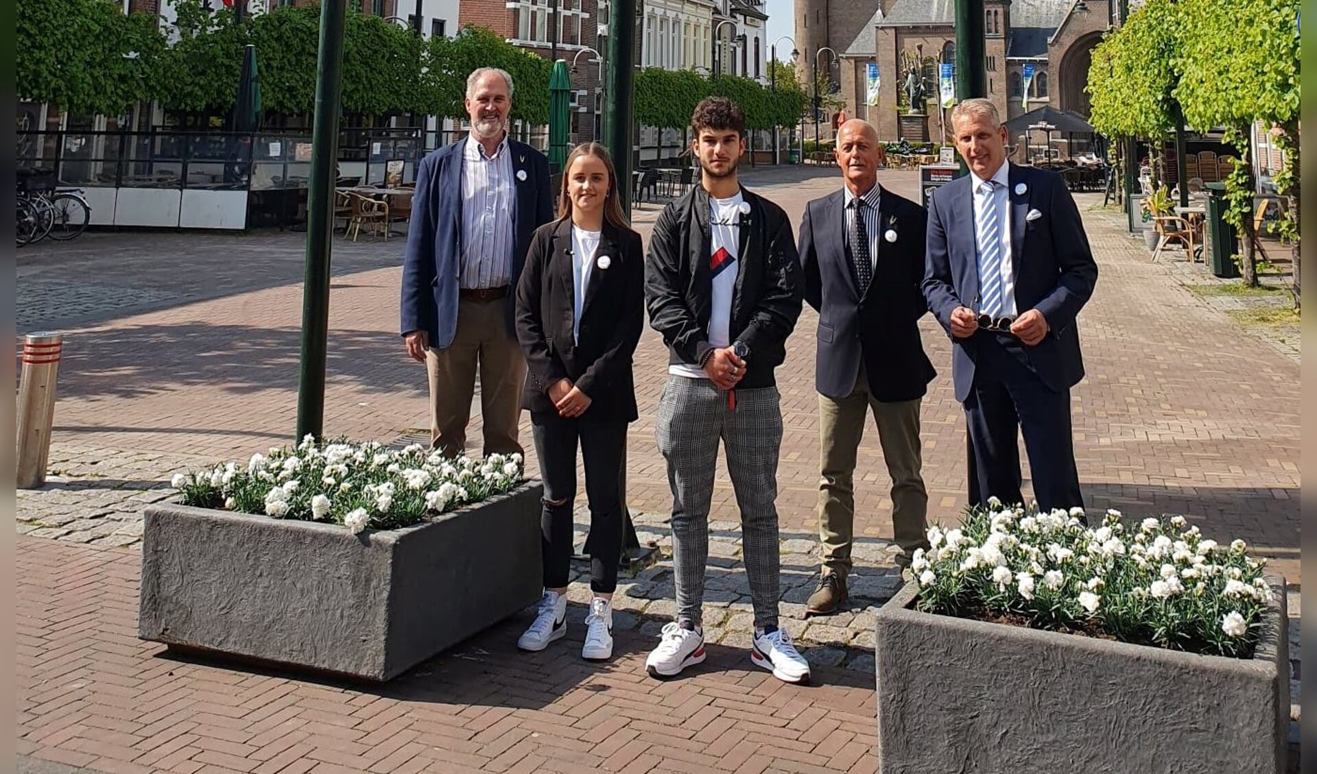 Uit respect en waardering voor de veteranen in de gemeente Steenbergen werden afgelopen maand witte anjerperkjes geplaatst in het stadshart. 