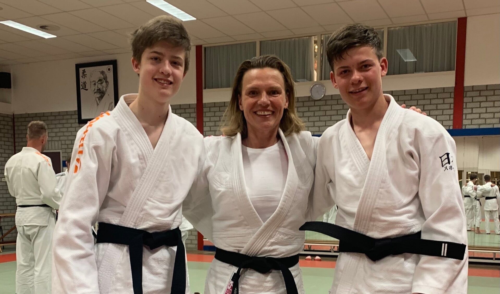 Daan(l) en Lars (r) van Sabben met in hun midden hun  trainster Jessica van Schaik van JudoGoes 