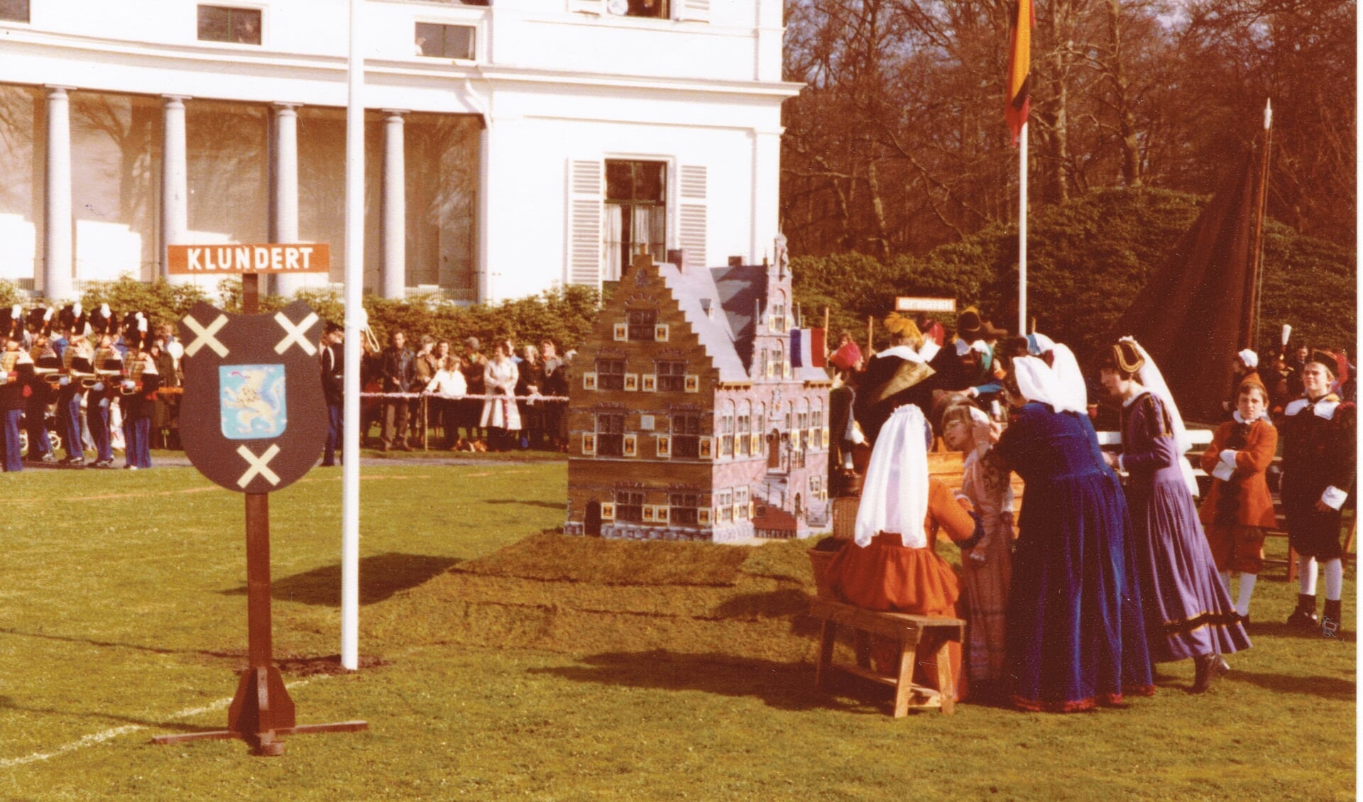 De Klundertse delegatie maakt zich klaar voor het defilé op Soestduik in 1979.