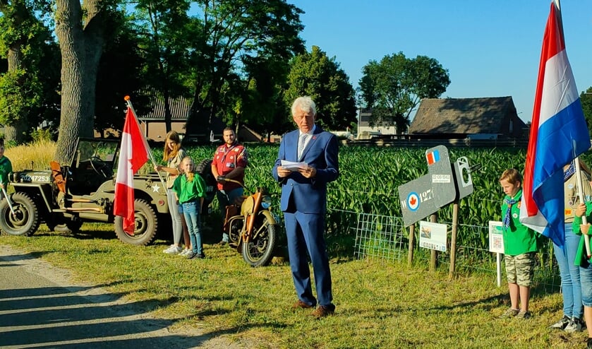 <p>Ad van Uffelen van WW2Crashes.Rucphen legt aan het publiek uit wat er 79 jaar geleden gebeurde in het luchtruim van Rucphen.</p>