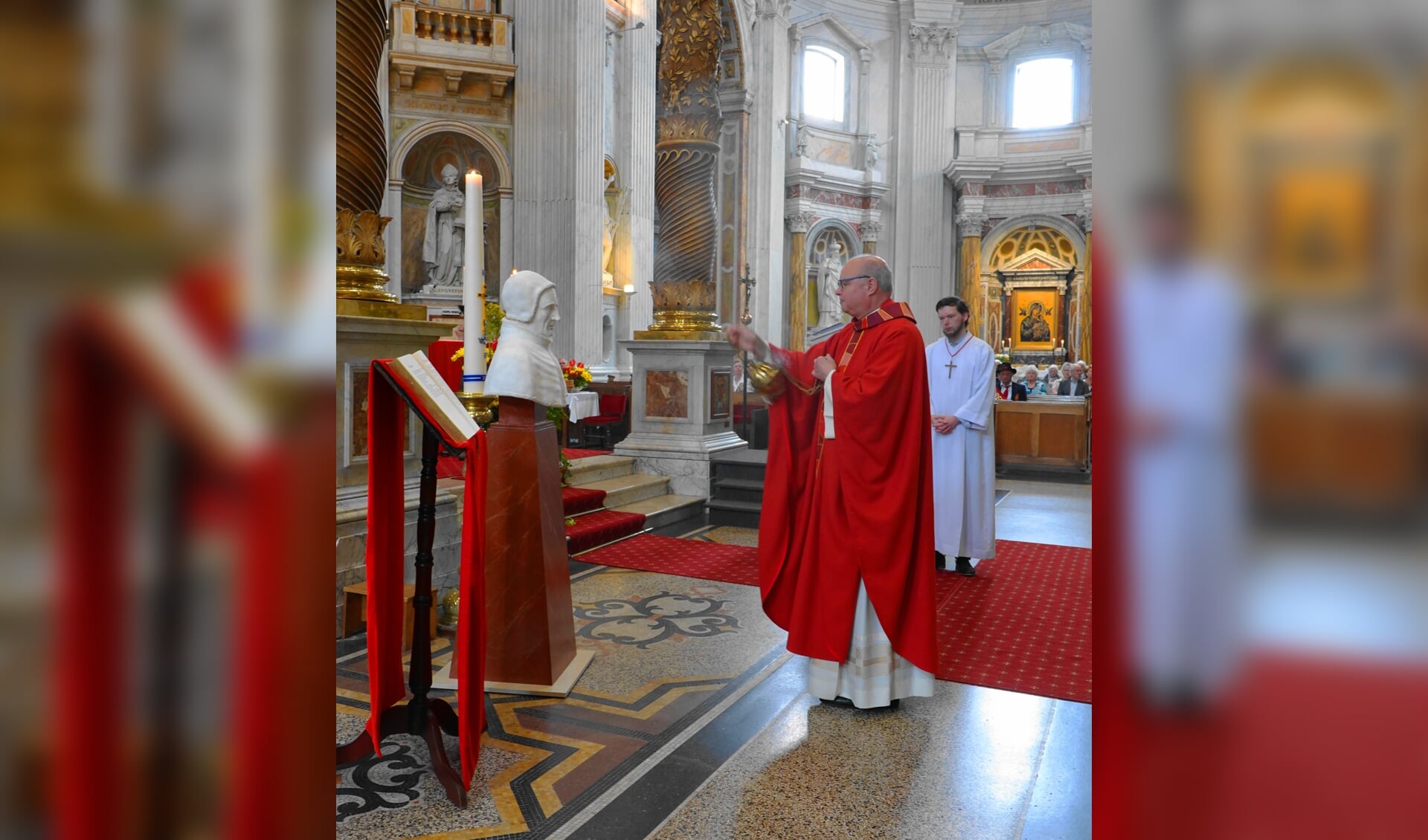 Inzegening borstbeeld paus Adrianus VI op 5 juni 2022 in de Basiliek van Oudenbosch door pastoor Maickel Prasing