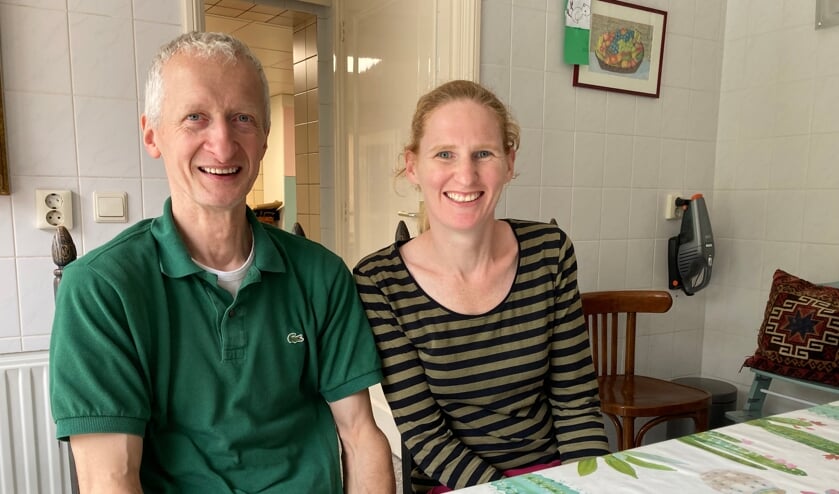<p>Carlo en Wanda aan de keukentafel.</p>