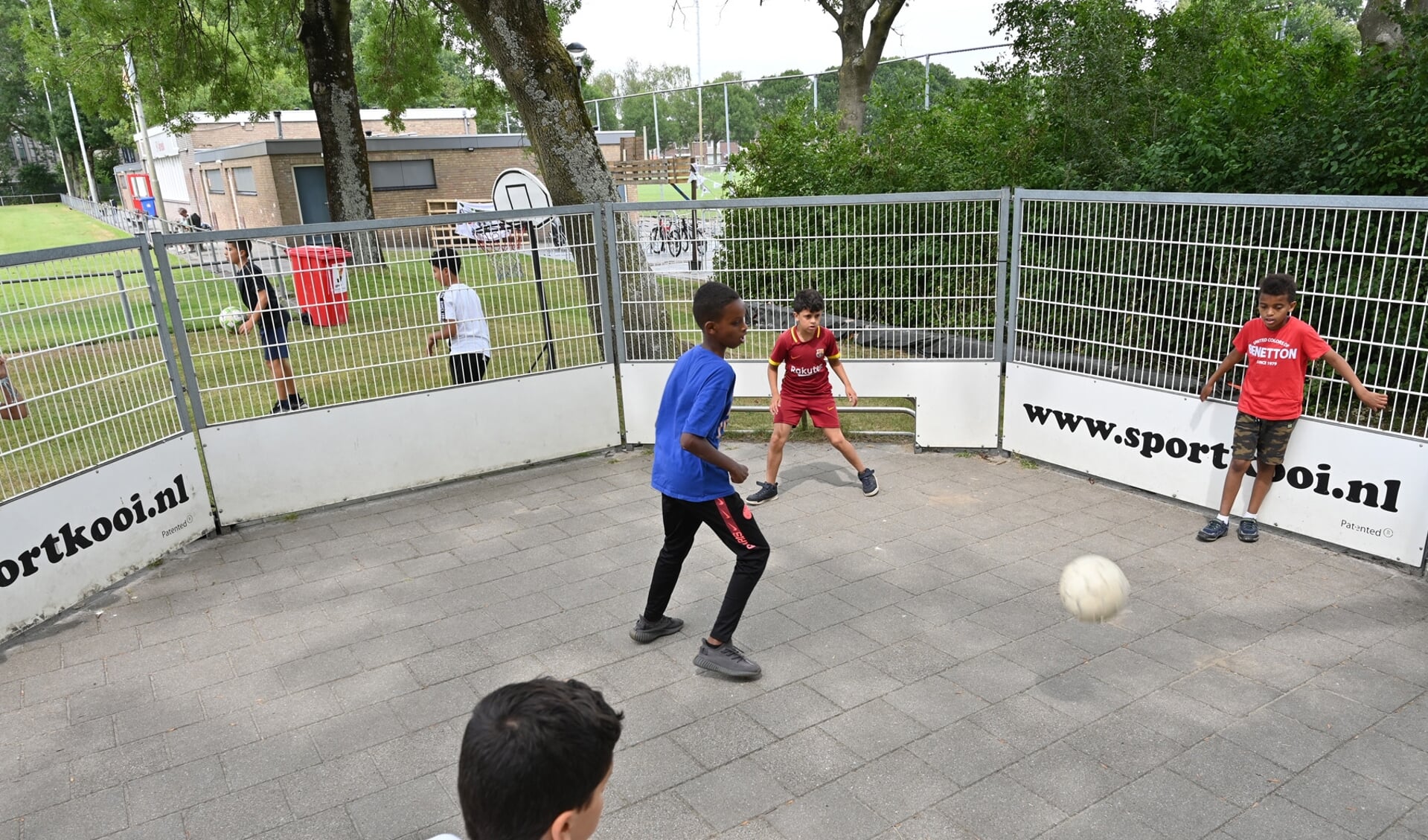 Voetballende kinderen tijdens de stadscamping bij Het Kadijkje