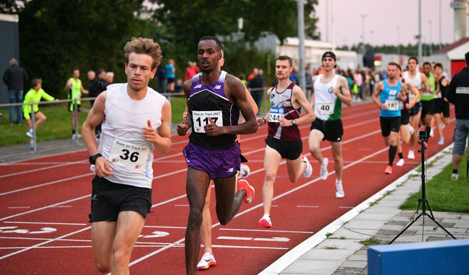 Een beeld van vorig jaar: de snelste serie 3000 m bij de mannen. Tim van den Broeke (nr 36) neemt Mahadi Abdi Ali (nr 117) op sleeptouw naar een nieuw baanrecord en een nieuw persoonlijk Mahadi-record van 7.59.89 min.