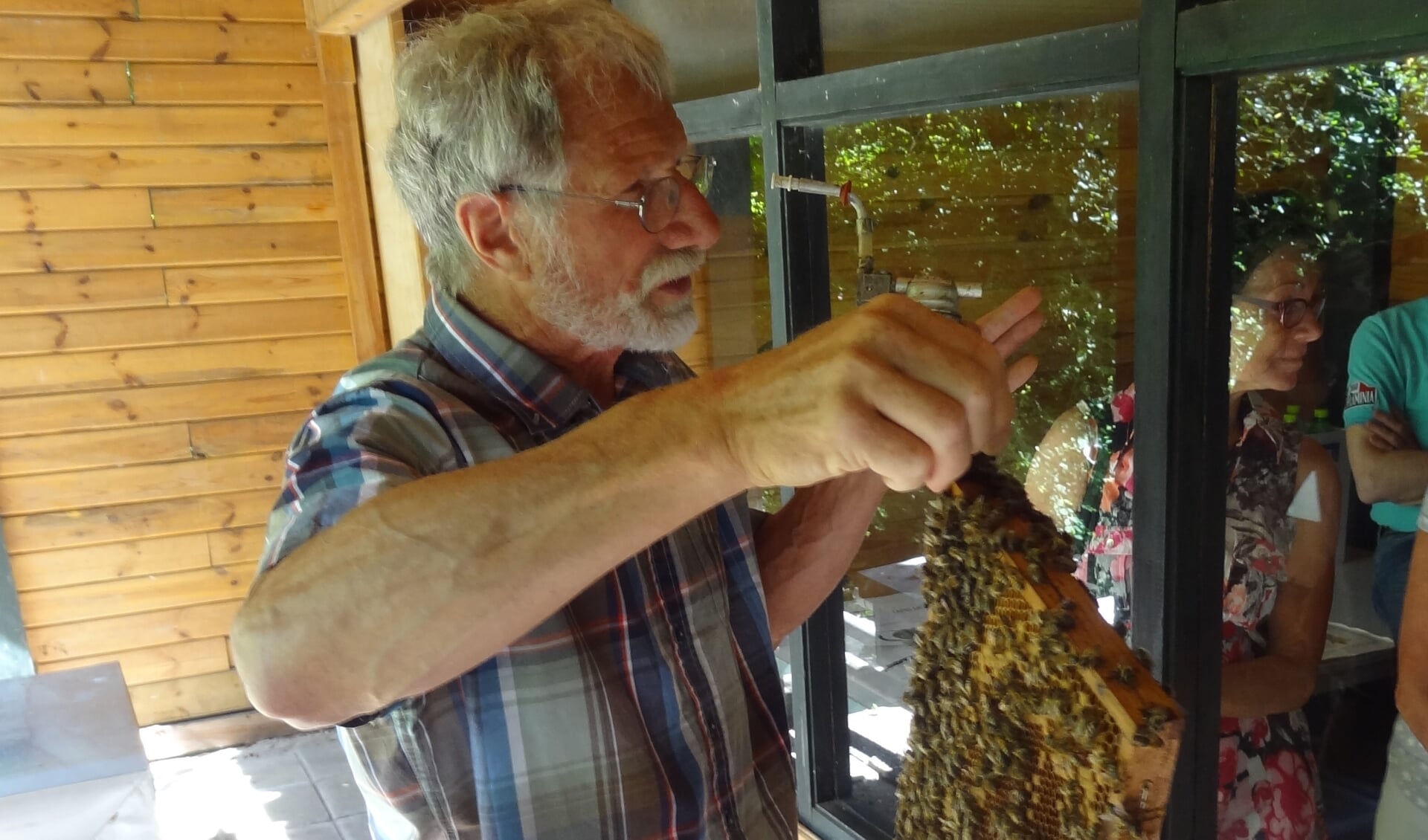Een lid van imkervereniging Ulvenhout-Galder geeft uitleg over honingbijen