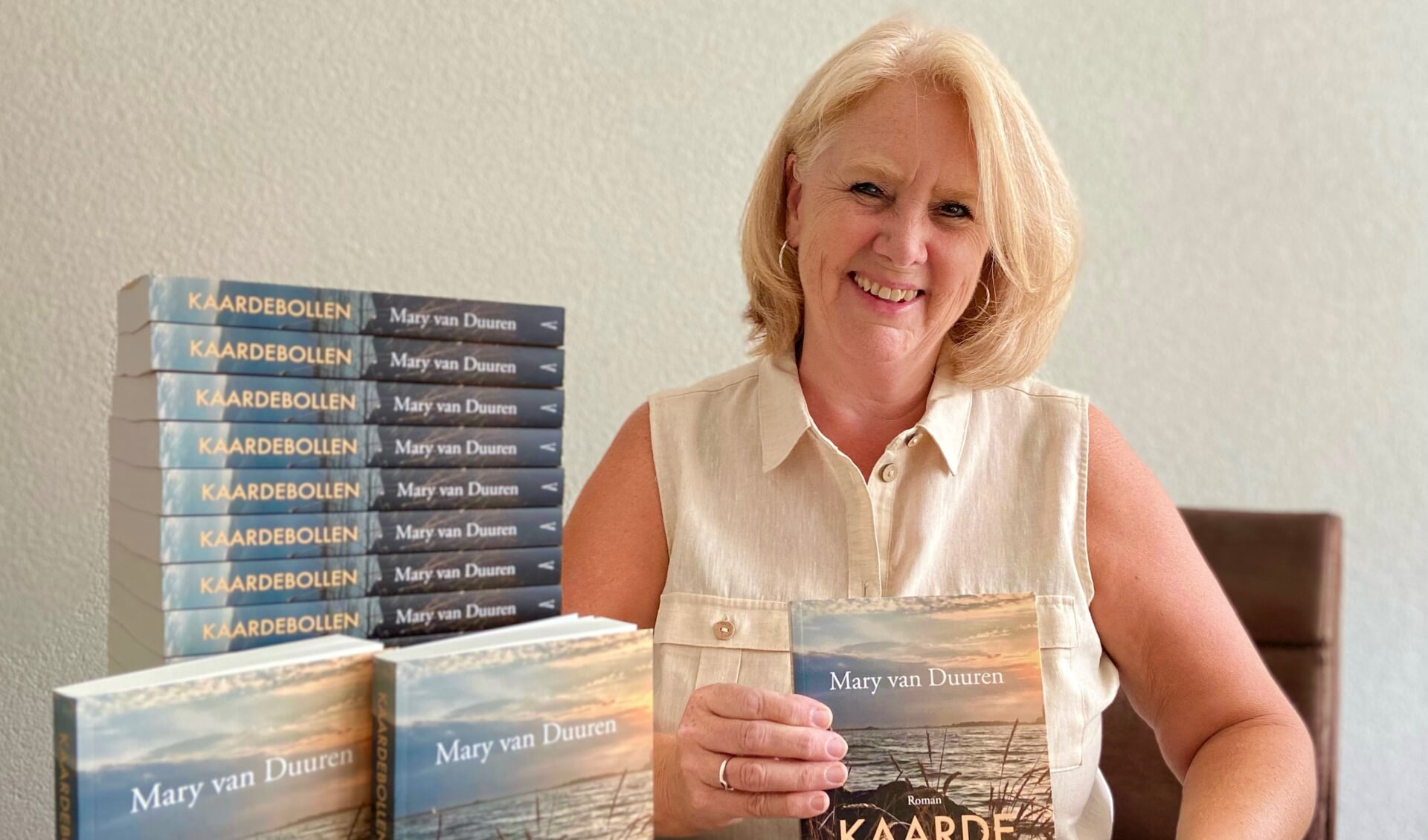 Mary van Duuren met het boek Kaardebollen