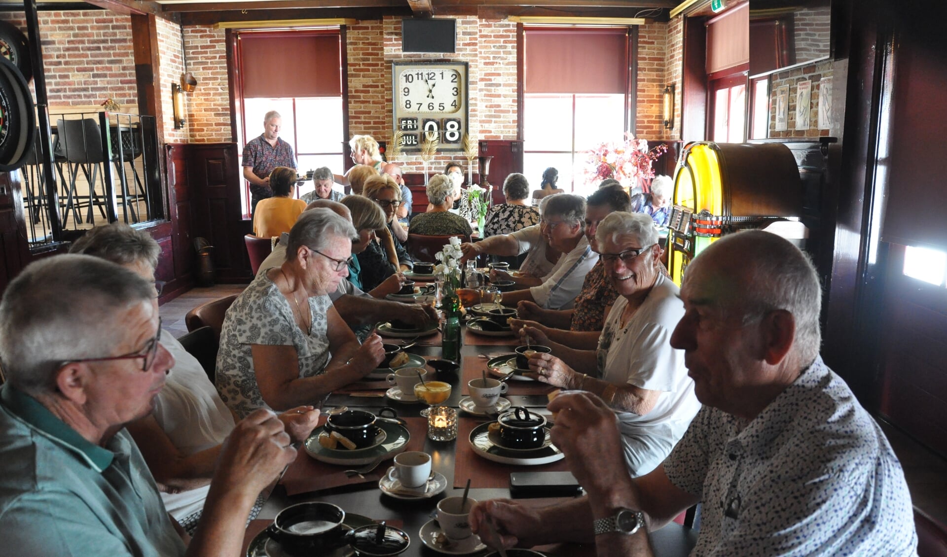 Vrijwilligers van KBO-Zegge aan de lunch in cafe Kerkzicht.