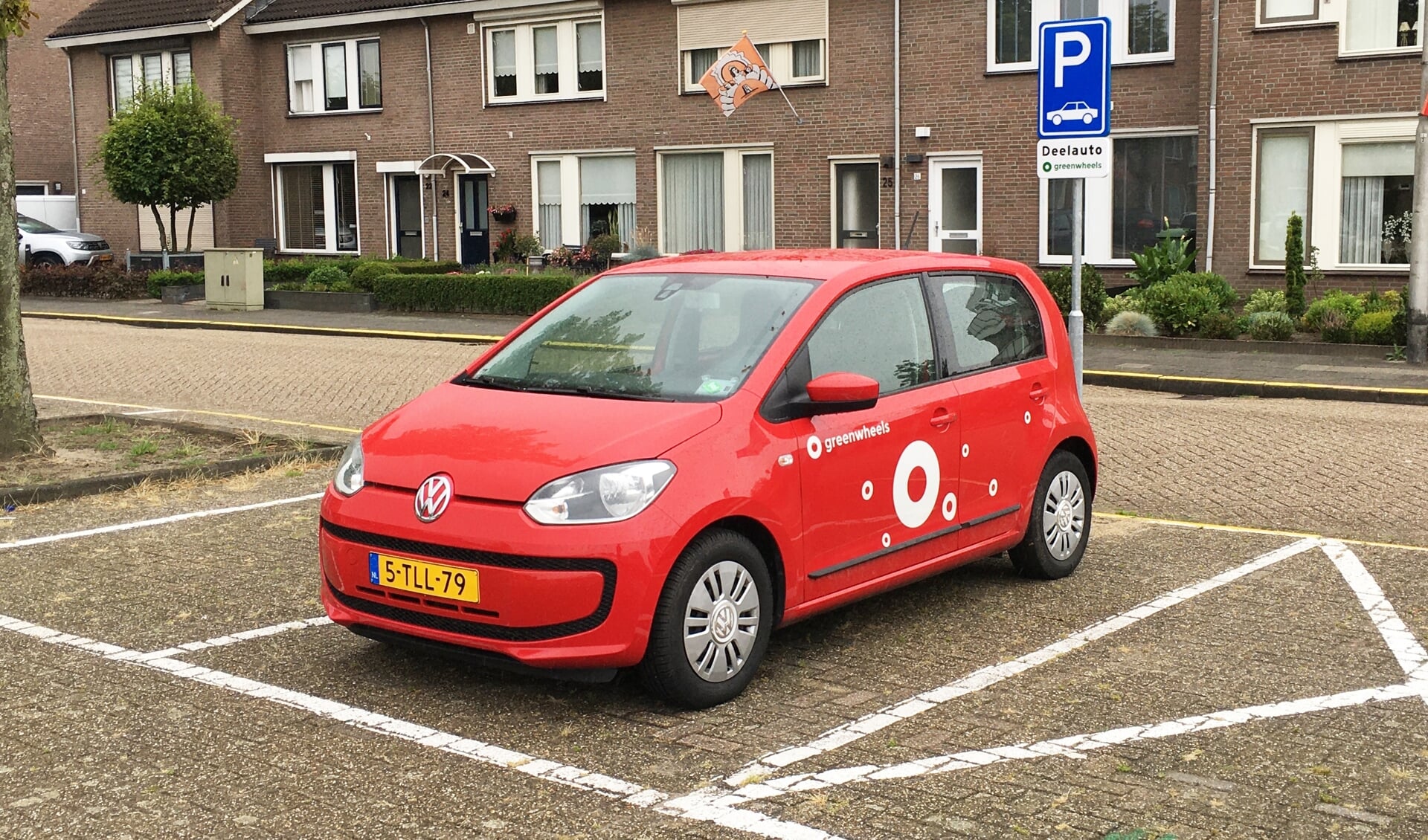 Aan het Oranjeplein in Zundert staat een nieuwe stadsauto klaar.