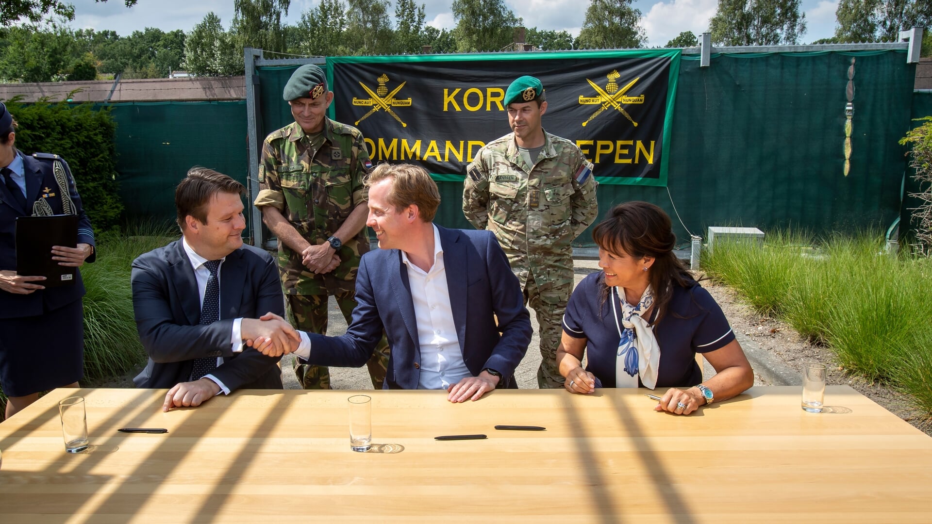 Roosendaal, 14 juli 2022.
De staatssecretaris van defensie tekent samen met de burgemeesters van Rucphen en Roosendaal het bestuurlijk voornemen om in de regio op zoek te gaan naar een geschikte locatie voor de nieuwe kazerne van het korps commandotroepen.