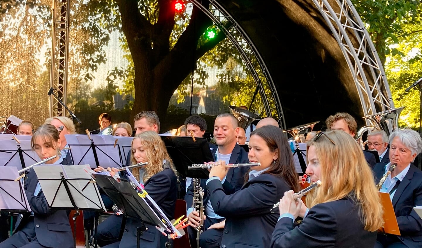 Groot Orkest van organisator Harmonie 'Constantia' in actie