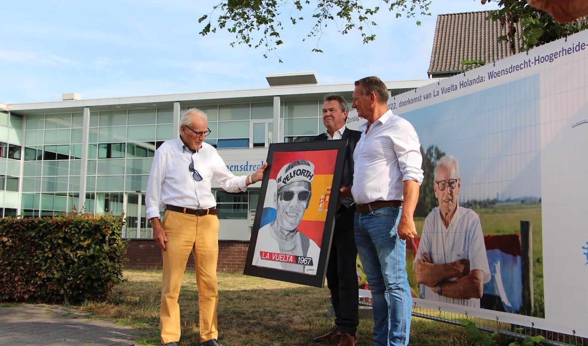 Kunstenaar Gerrit Jan Weekhout, oud-wielrenner Jan Janssen en wethouder Rainier Schuurbiers.