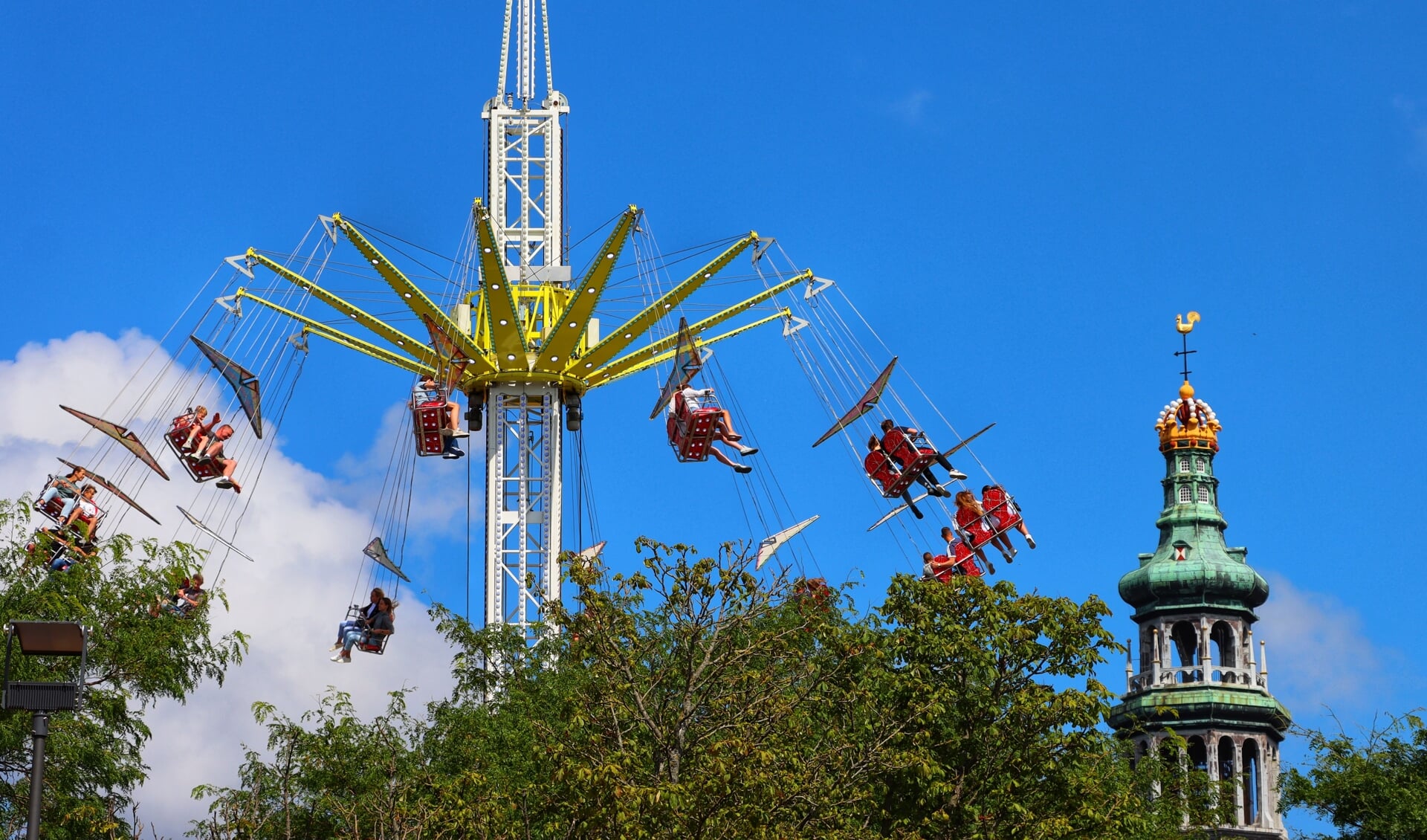 De zweefmolen op de Kermis in Middelburg, met op de achtergrond de Lange Jan