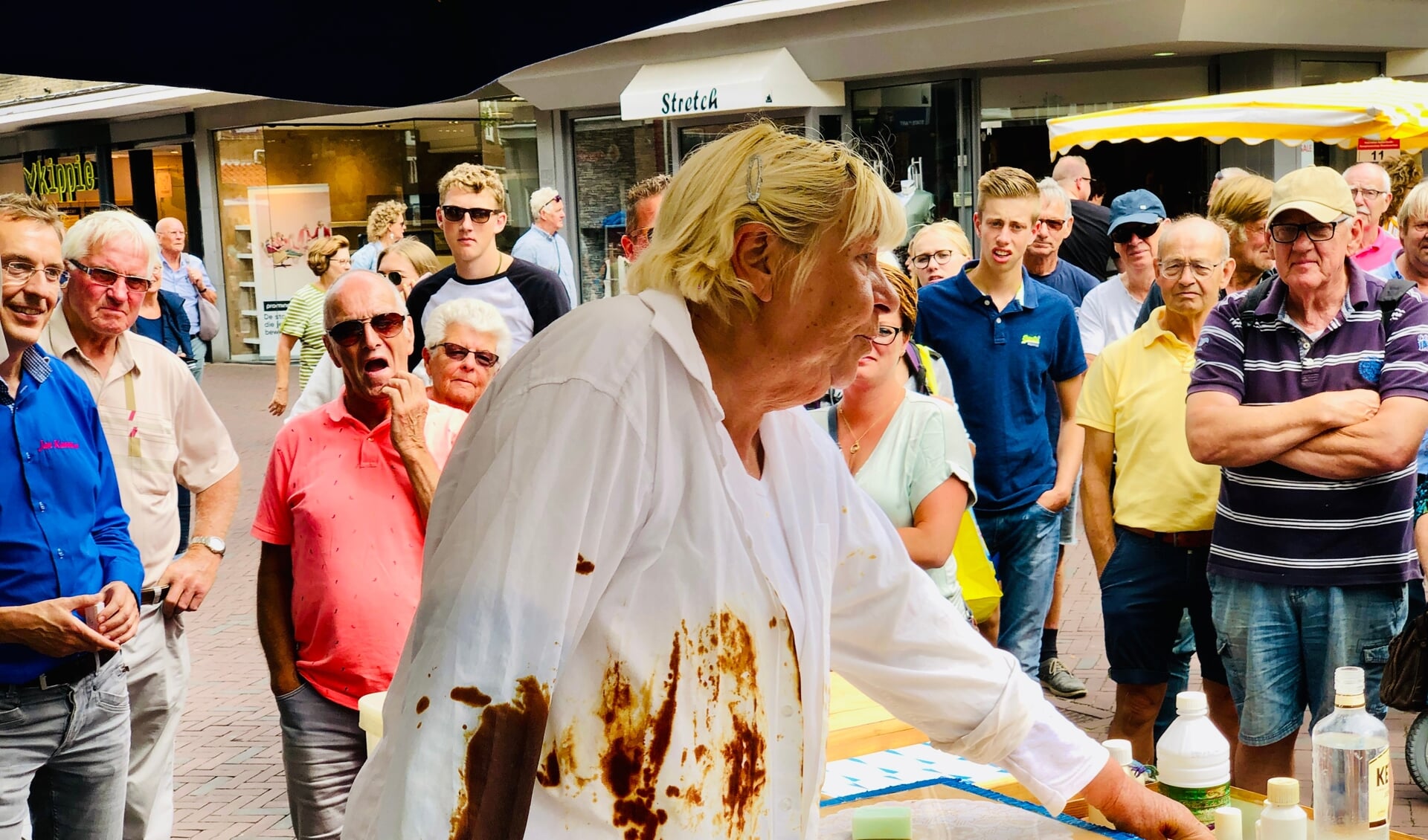 Een standwerker in de Lange Delft tijdens het concours in augustus 2019