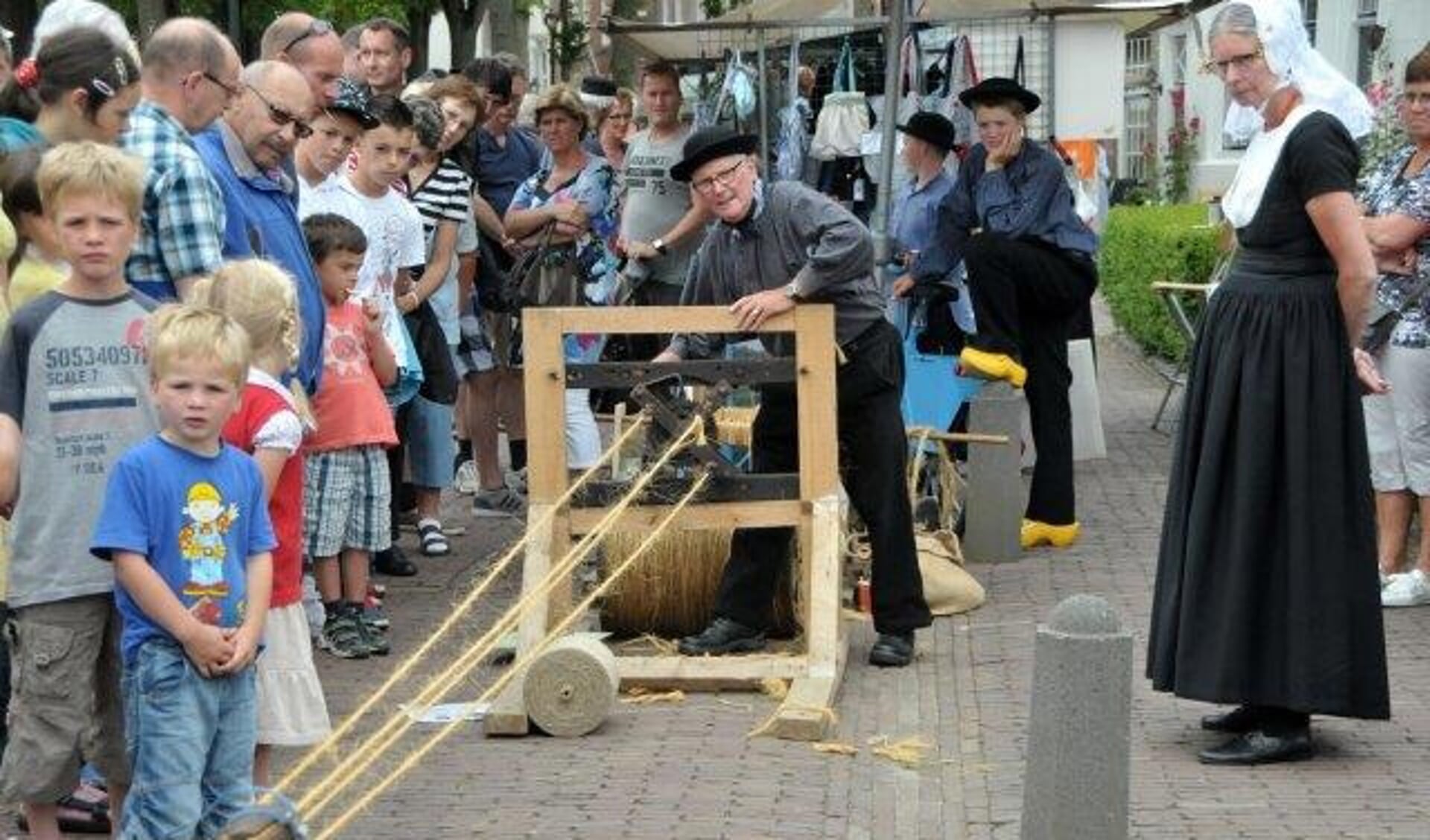 De touwslager aan het werk.