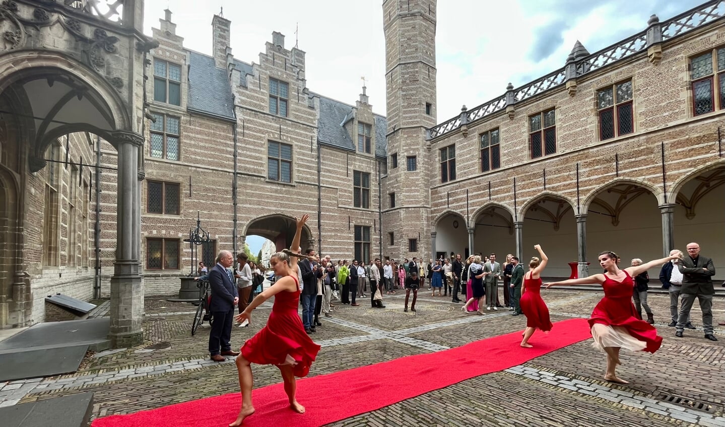 Bezoekers werden welkom geheten door moderne dans waarna de expo geopend werd