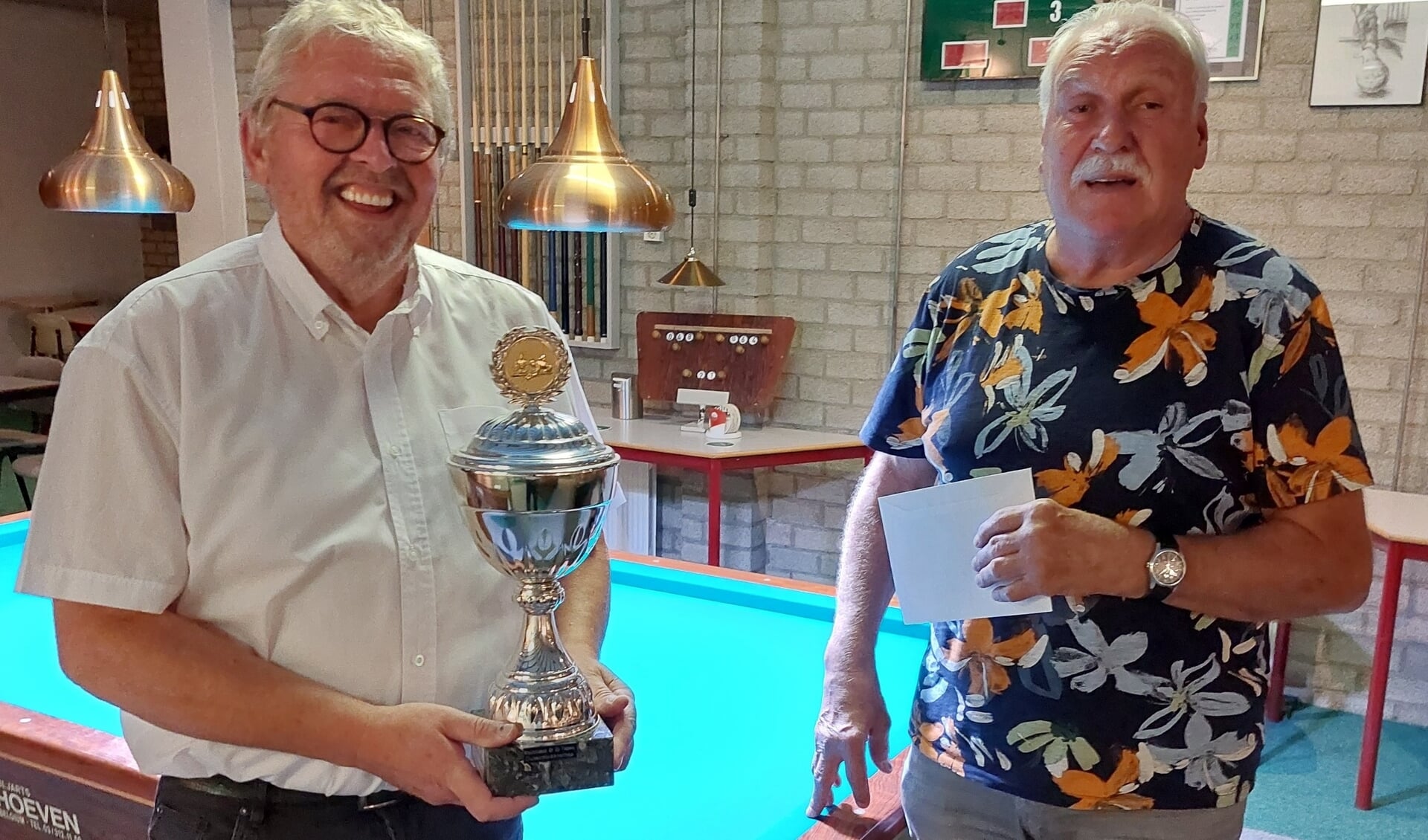 Clubkampioen Piet Vegers (l) en de voorzitter Gerard Dielemans