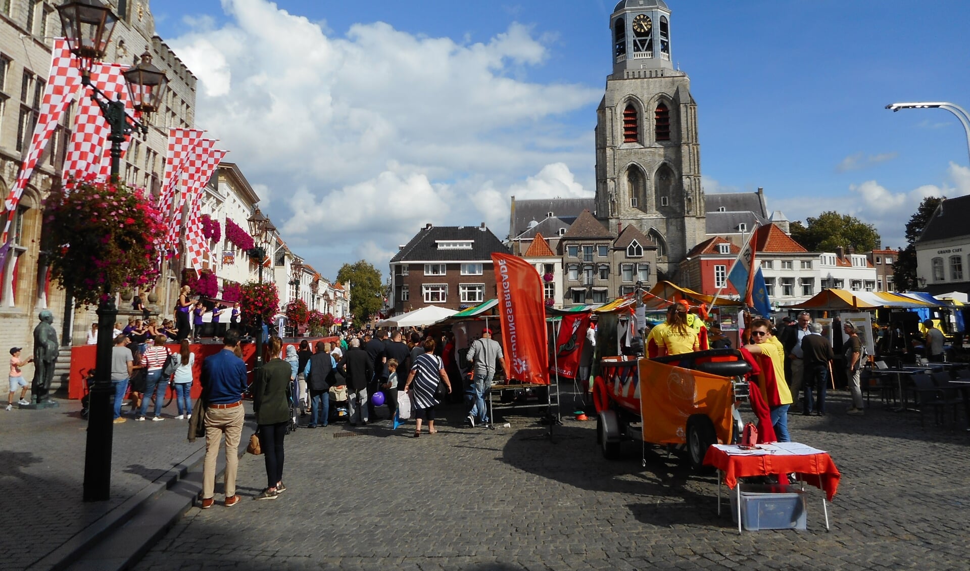 Een editie van Bergen op Zicht met een podium op de Grote Markt.