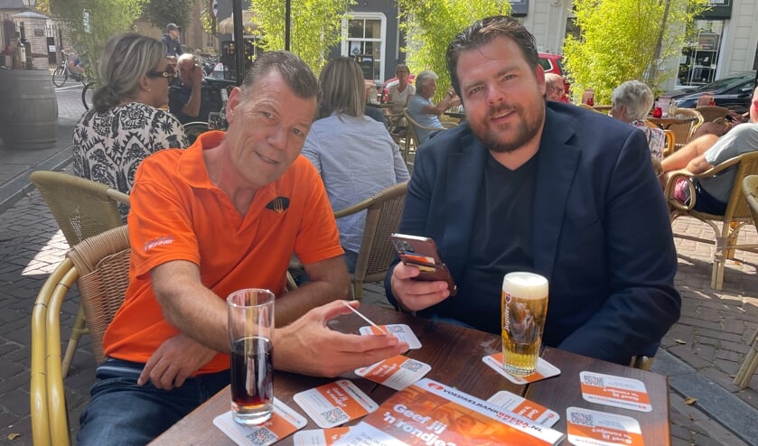<p>Paul van Midde en Johan de Vos op het terras bij Boerke Verschuren</p>