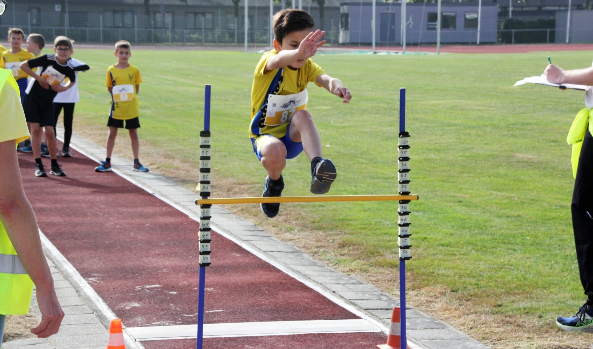 Athletics Champs voor pupillen, met onder meer hurkhoog springen.