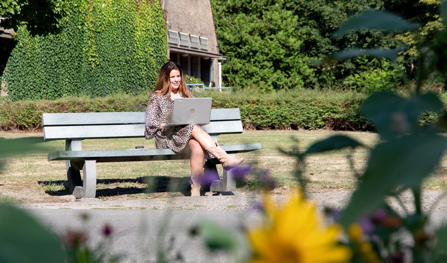 Daphne aan het werk op het terrein van GGZ WNB
