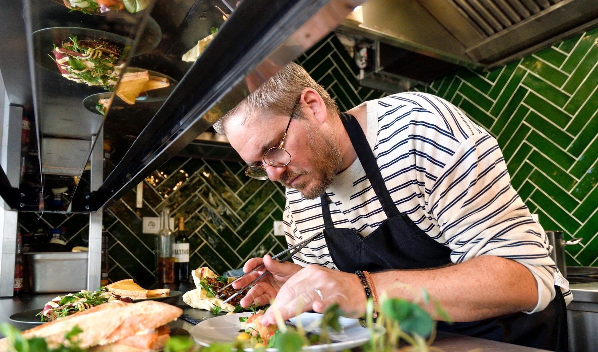 Chef kok Ben Sykes aan het werk in de nieuwe keuken van de brasserie