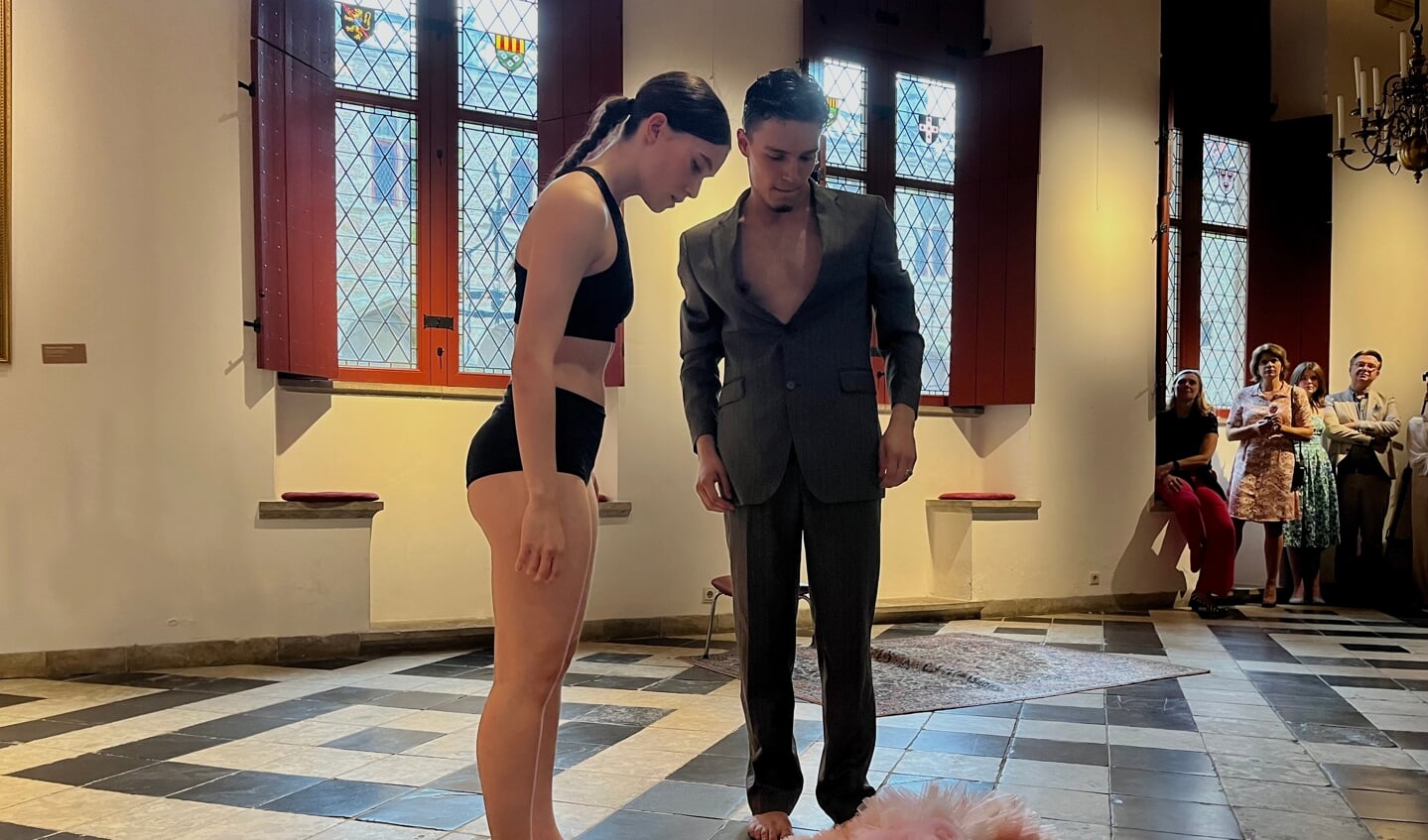 Nina Keijzer met Rowan van den Boomen na dans 'If Clothes Could Talk'