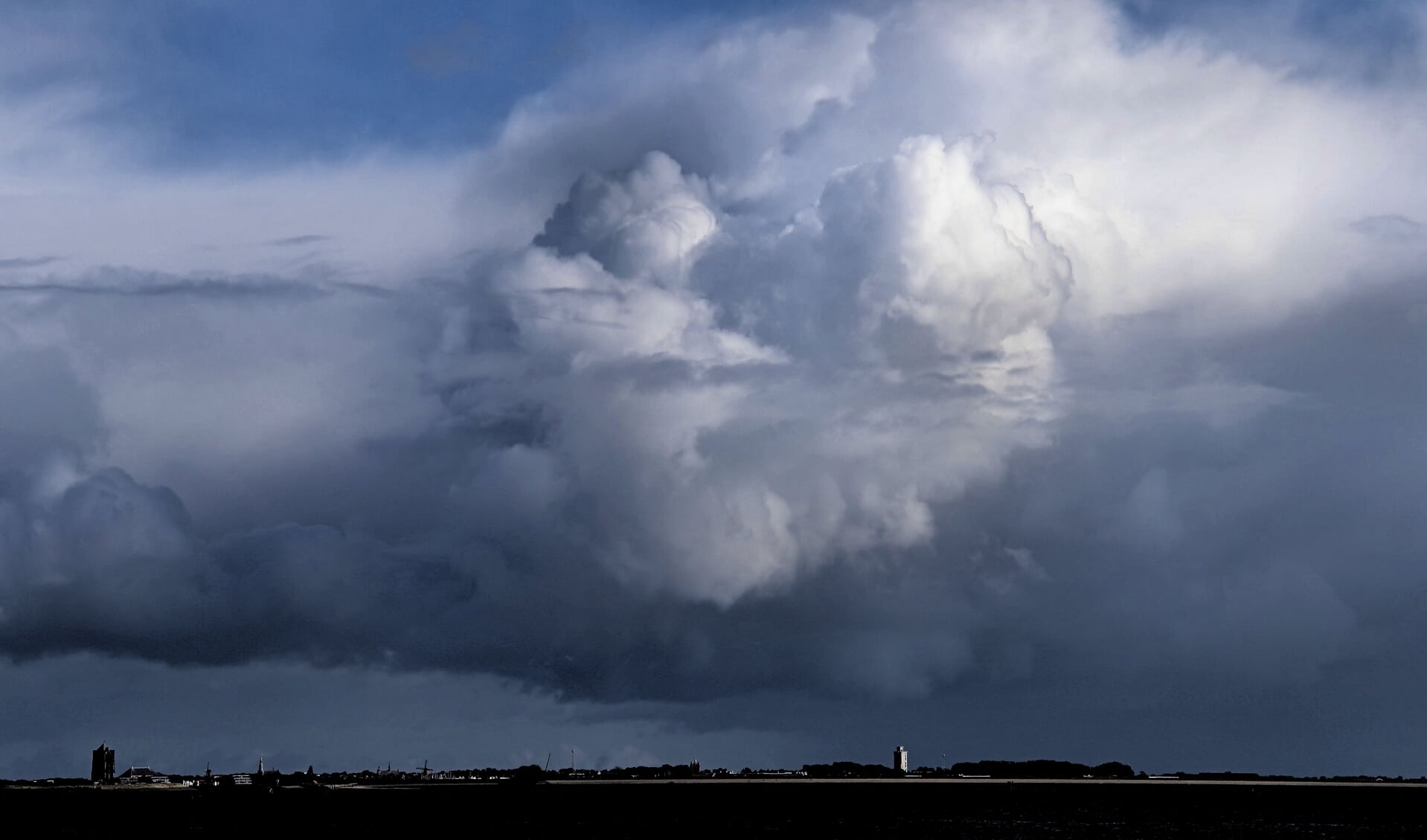 Een prachtige wolk boven Zierikzee, gefotografeerd vanuit Colijnsplaat.