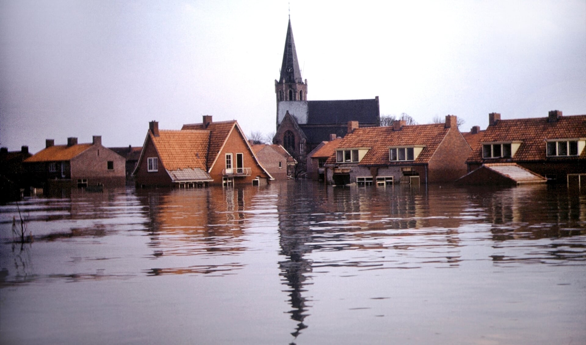 Dorpsaanzicht Kruiningen tijdens de Watersnoodramp. 