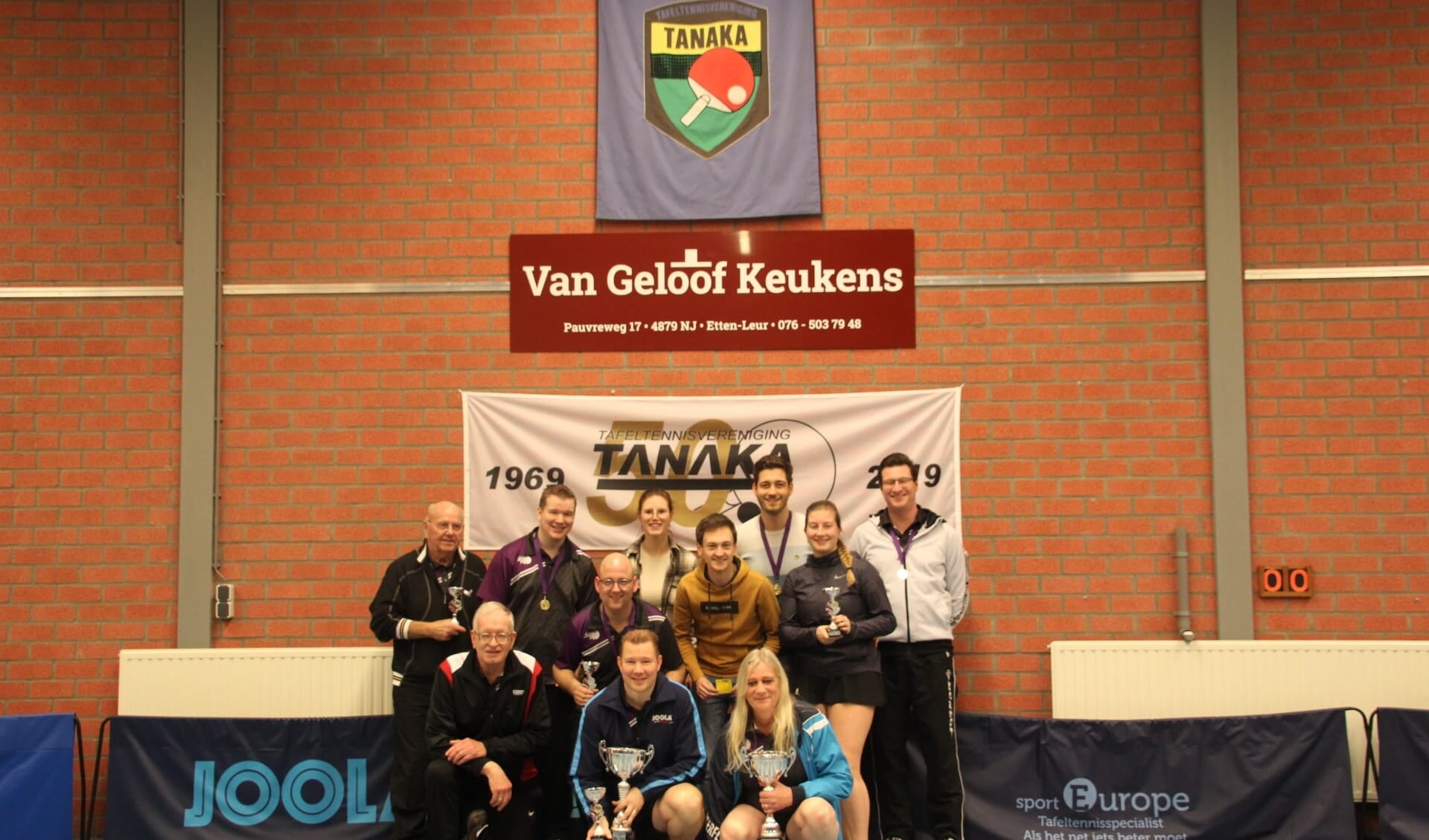 De prijswinnaars bij de senioren, op de voorgrond clubkampioenen Rob Verschuren en Sophie Dijkers.