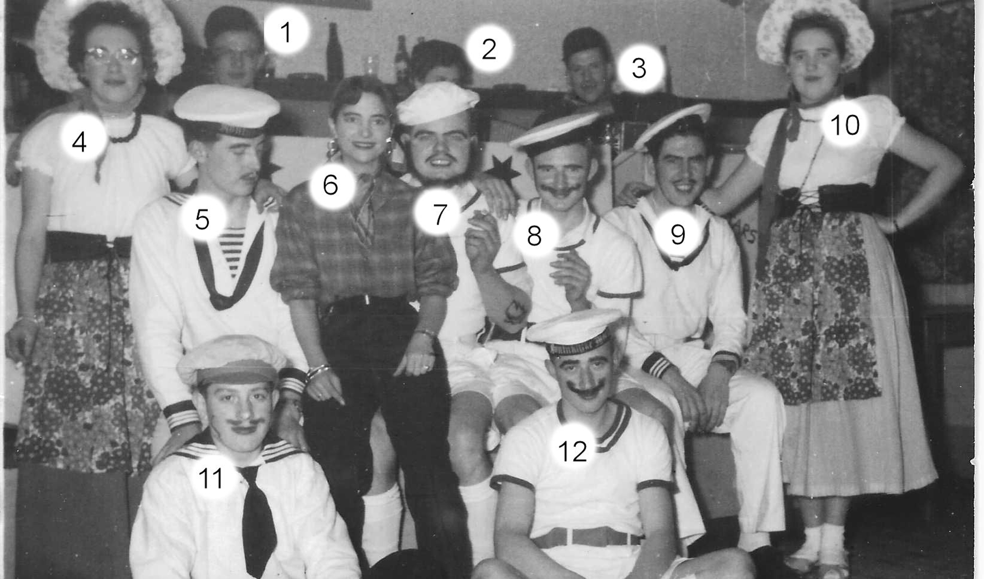 Wie weet in welk jaar deze foto is genomen en wie weet de ontbrekende namen? Nummer vier en acht zijn bij ons bekend.