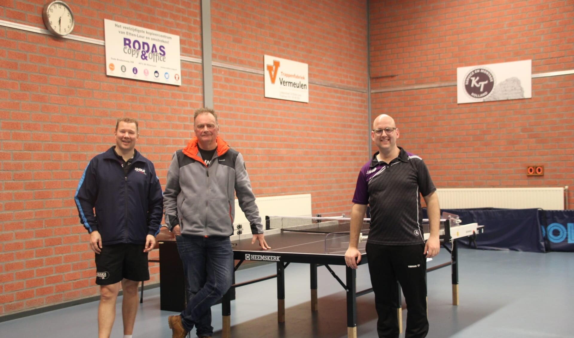 V.l.n.r.: voorzitter Rob Verschuren, Rob van Gogh en trainer Johan Linders