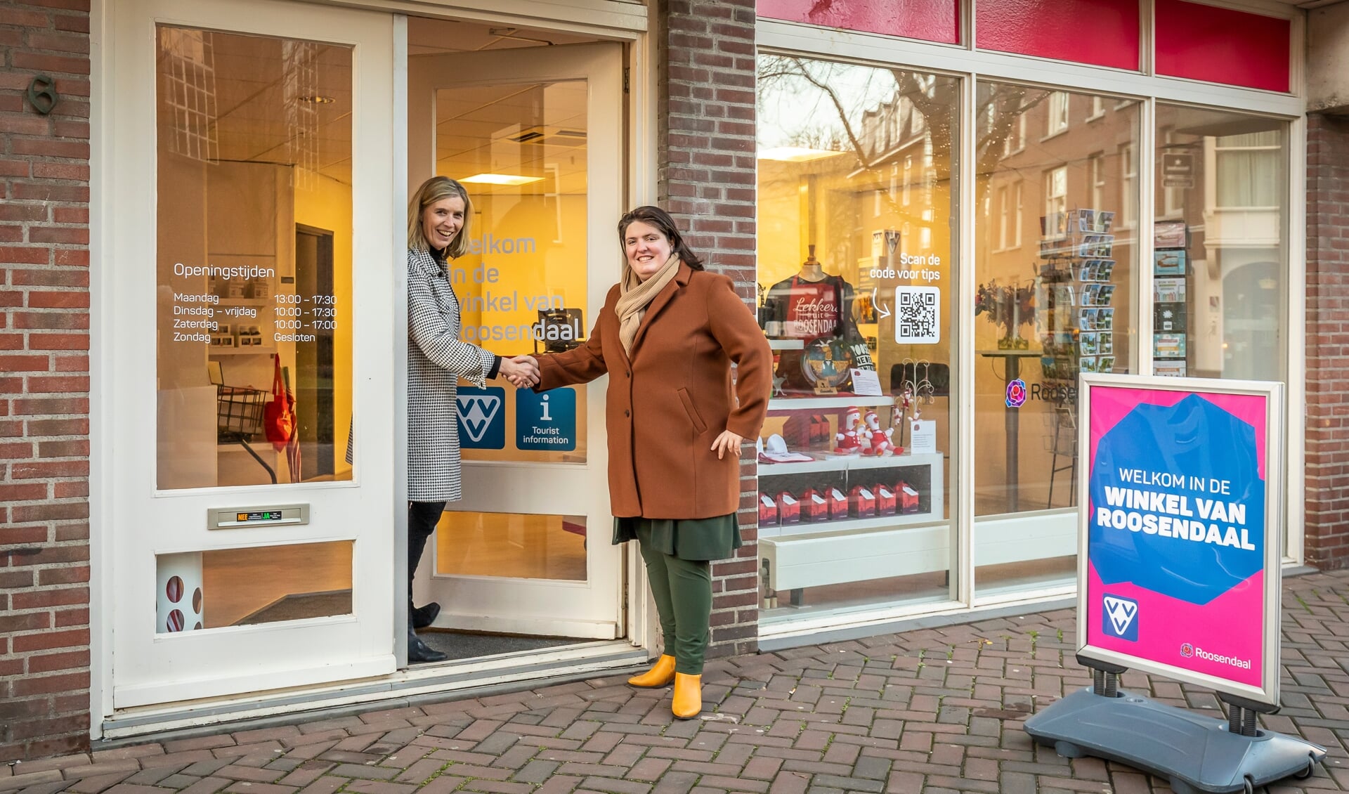Wethouder Sanneke Vermeulen (rechts) feliciteert Sandra Versteegen met de opening van de nieuwe winkel.