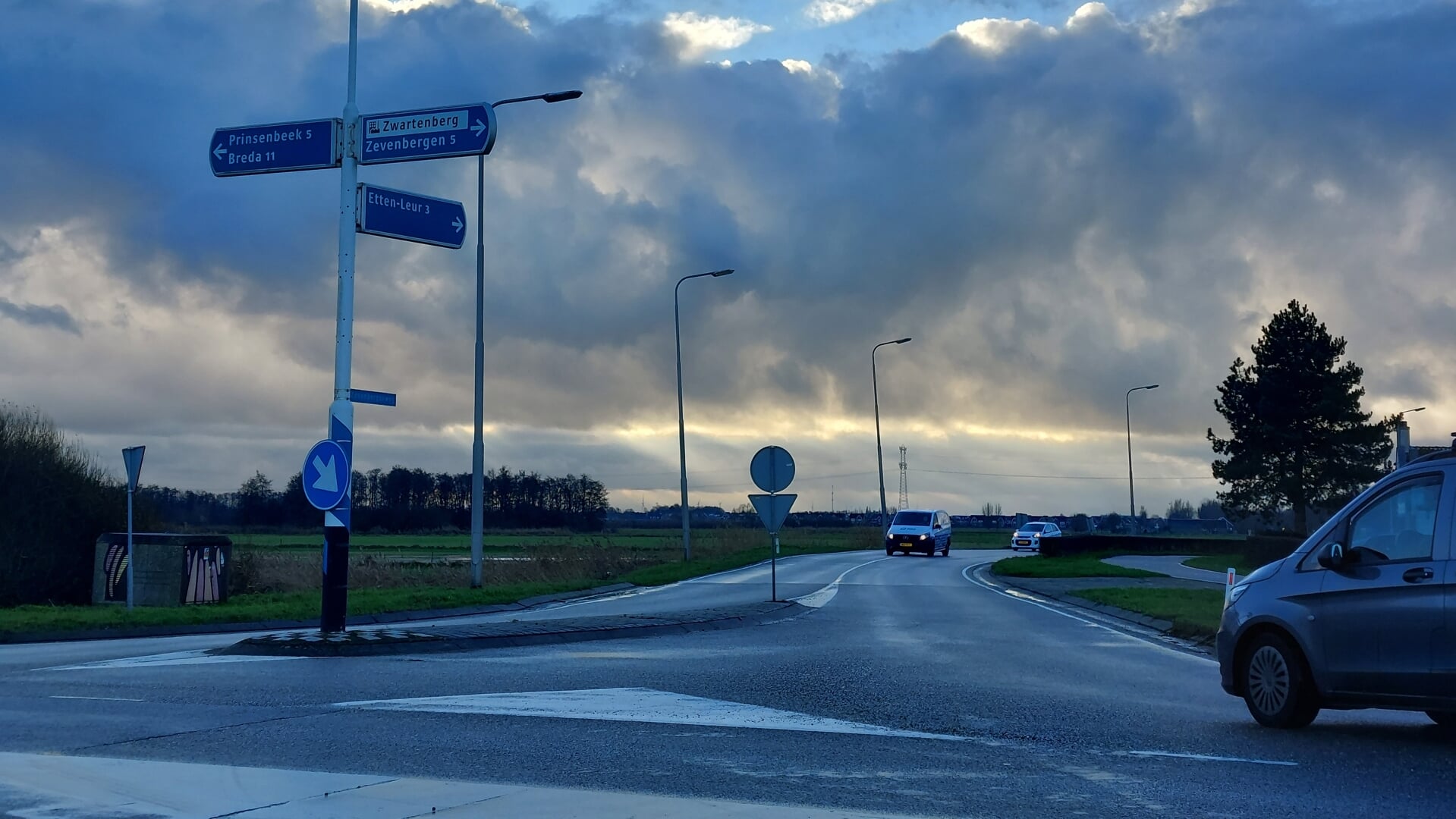 Het kruispunt bij de Zwartenbergse Molen.