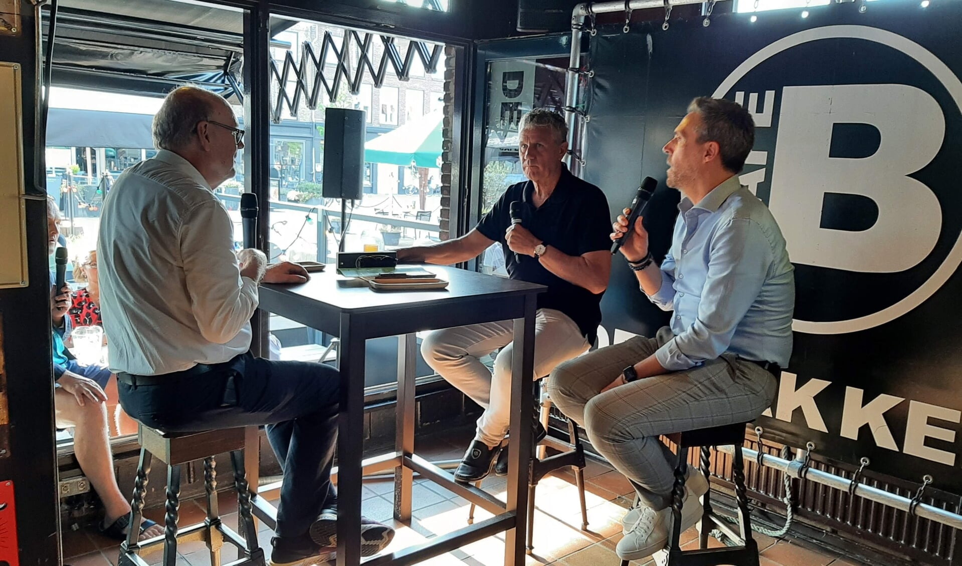 Foto van De Bakkerij Rolt Deur met tv-journalist Ton Verlind, NAC-investeerder Karel Vrolijk en burgemeester Aart-Jan Moerkerke.