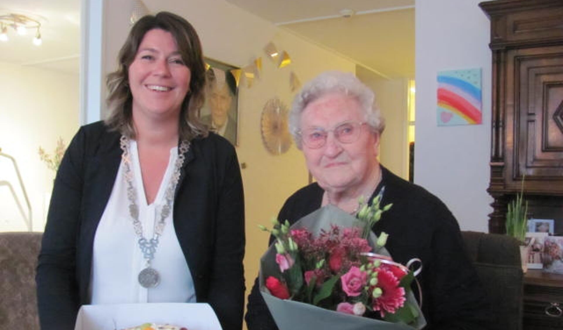 Burgemeester Joyce Vermue op bezoek bij de jarige Cor Hereijgers-Adriaensen. 