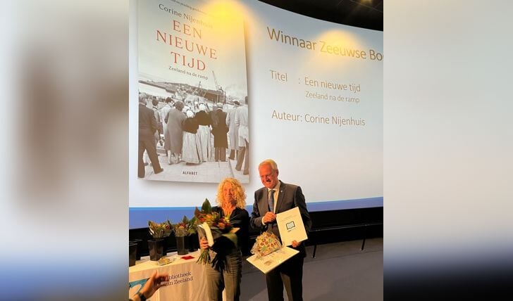 Winnaar van de Zeeuwse Boekenprijs 2023 Corine Nijenhuis met commissaris van de Koning en juryvoorzitter Han Polman.