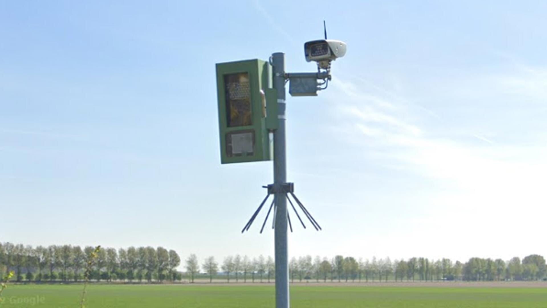De flitspaal met ANPR-camera aan de Oud-Vossemeersedijk.
