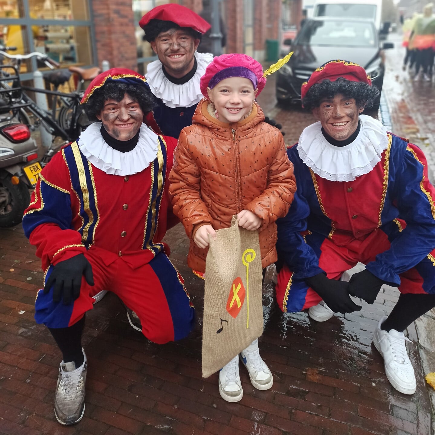 Saar mocht in Zevenbergen met de pieten op de foto.