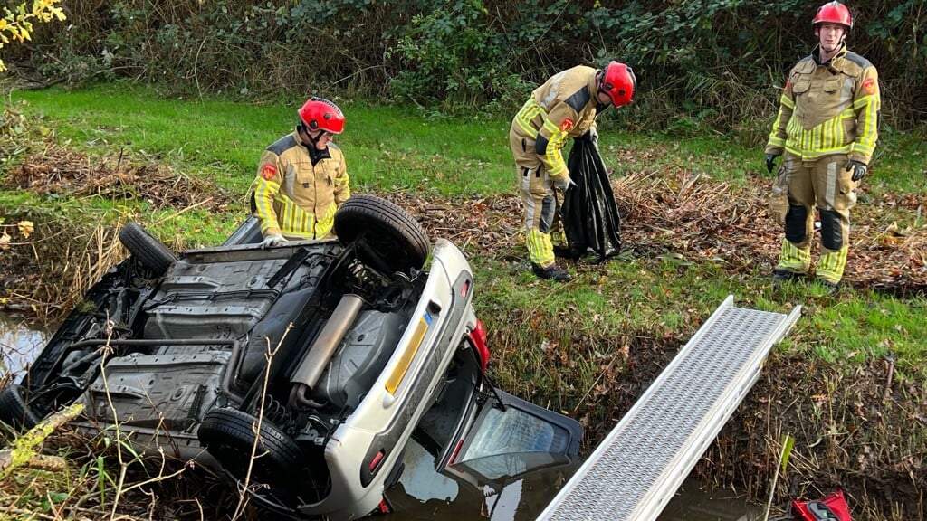 Automobilist Schiet Uit De Bocht In Breda En Belandt In Sloot ...