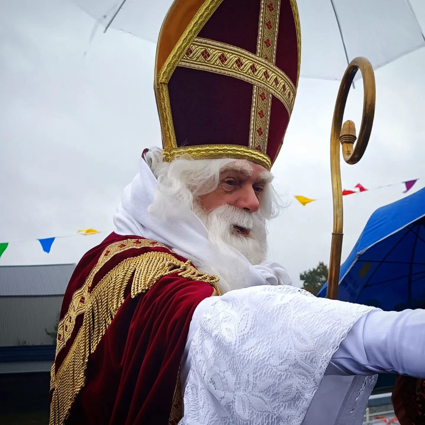 Sinterklaas komt aan in Moerdijk dorp.